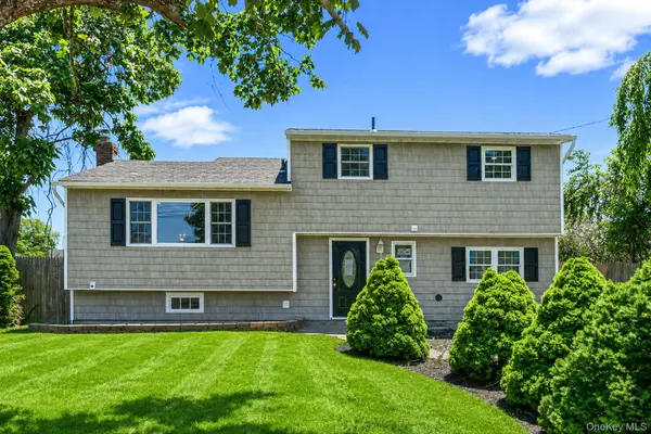 18 Lark DR, Centereach, NY 11720