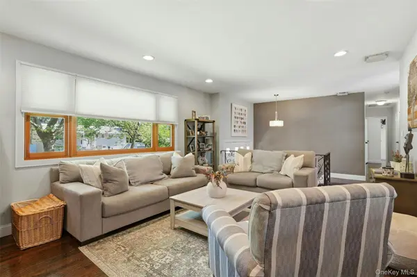 5 Pine Hill LN, Dix Hills, NY 11746