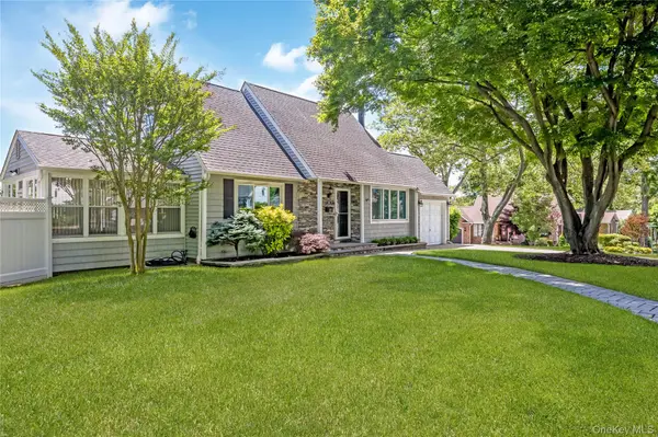 34 Ridge RD, Farmingdale, NY 11735