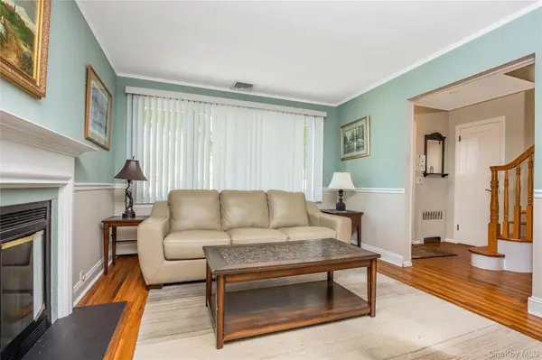 34 Ridge RD, Farmingdale, NY 11735