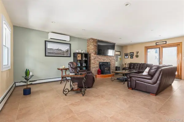 51 Cliff LN, Levittown, NY 11756