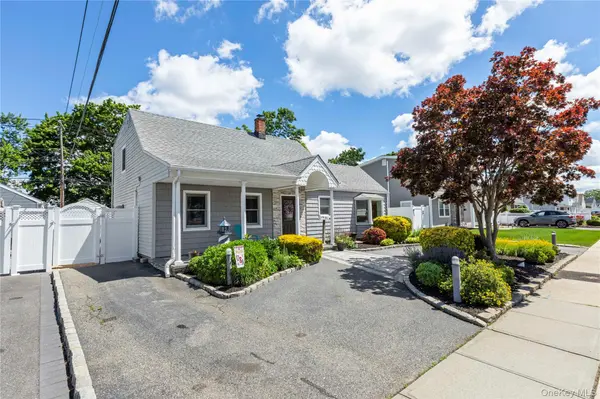 51 Cliff LN, Levittown, NY 11756
