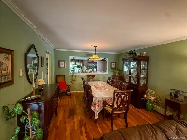 685 Seabury AVE, Franklin Square, NY 11010
