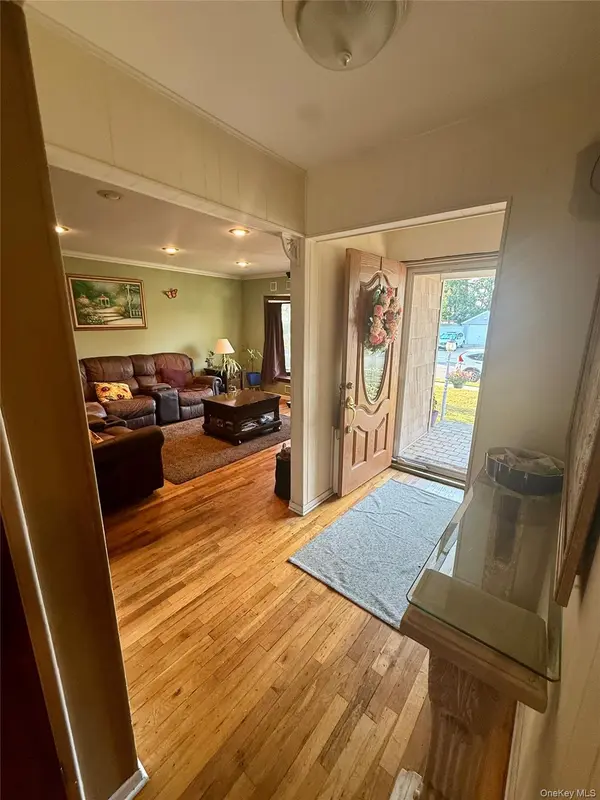 685 Seabury AVE, Franklin Square, NY 11010