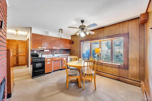 53 Bridle LN, Hicksville, NY 11801