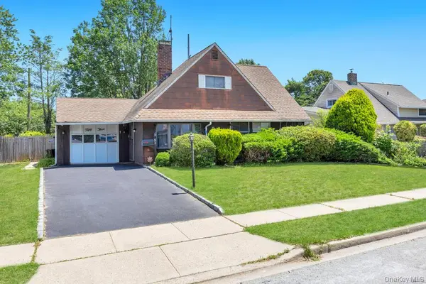 53 Bridle LN, Hicksville, NY 11801