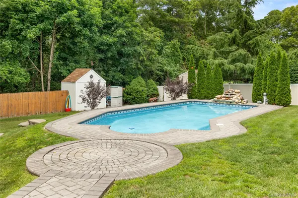 24 Walnut ST, Coram, NY 11727
