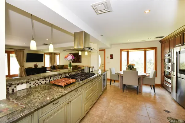 3 Joy DR, Manhasset Hills, NY 11040