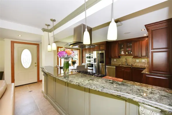 3 Joy DR, Manhasset Hills, NY 11040