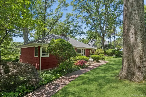 12 Regent PL, Huntington, NY 11743