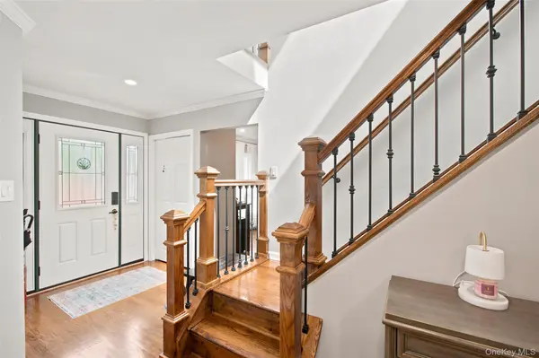 17 Lower RD, Smithtown, NY 11787