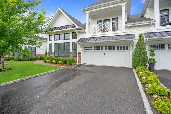 82101 Spruce Pond CIR, Plainview, NY 11803