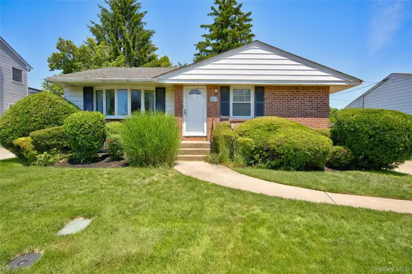 41 Elwood AVE, Hicksville, NY 11801
