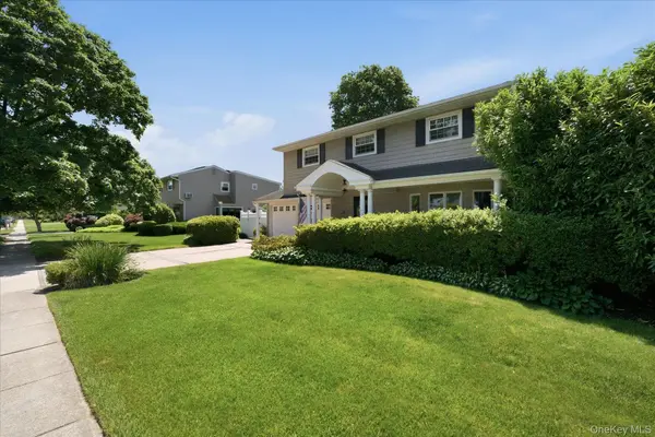8 Griggs DR, Greenlawn, NY 11740