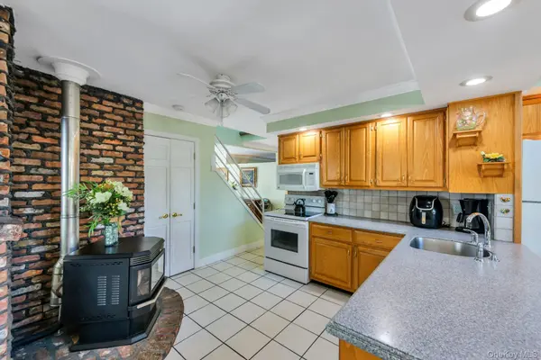 3591 Fiddler LN, Bethpage, NY 11714