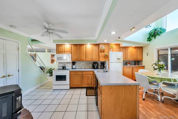 3591 Fiddler LN, Bethpage, NY 11714