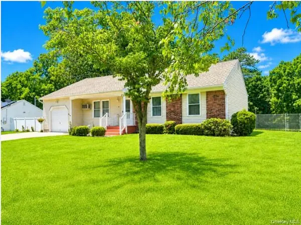 58 Glenmere LN, Coram, NY 11727