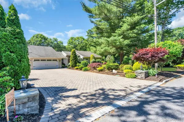 6 Averly PL, Smithtown, NY 11787