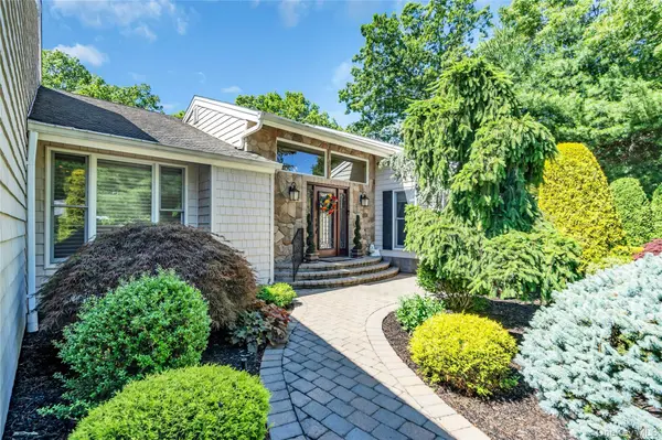 6 Averly PL, Smithtown, NY 11787