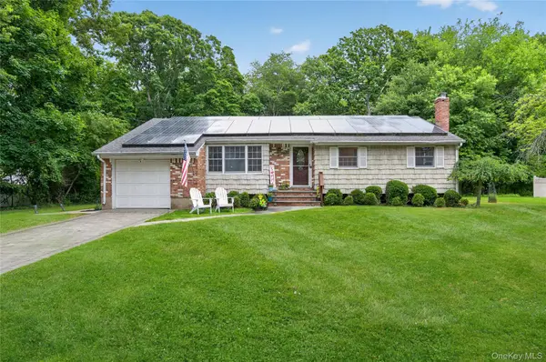 257 Bow DR, Hauppauge, NY 11788