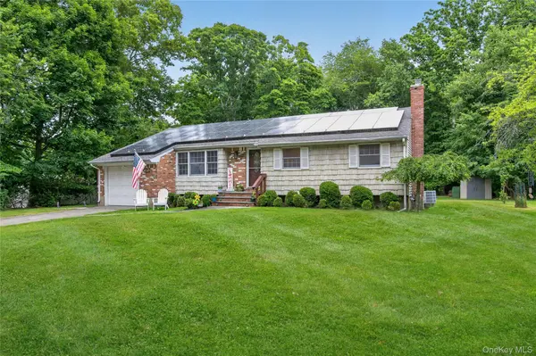 257 Bow DR, Hauppauge, NY 11788