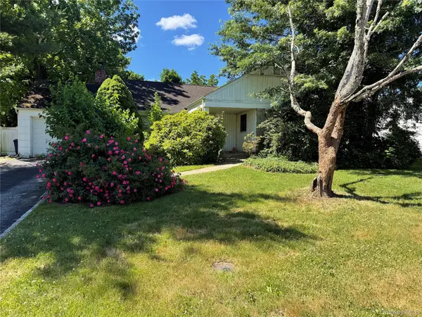 208 Overlook TER, East Hills, NY 11577