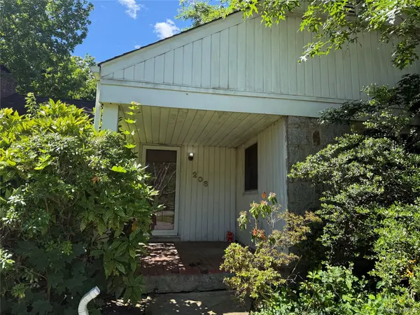 208 Overlook TER, East Hills, NY 11577