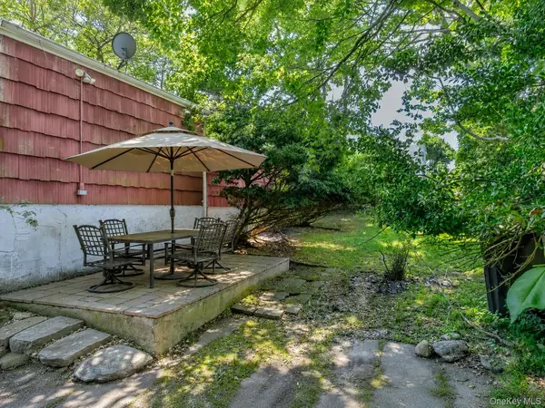 97 Maple RD, Rocky Point, NY 11778