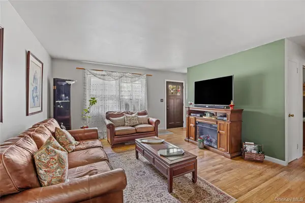 97 Maple RD, Rocky Point, NY 11778