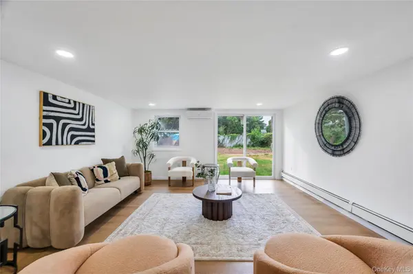 82 Scooter LN, Hicksville, NY 11801