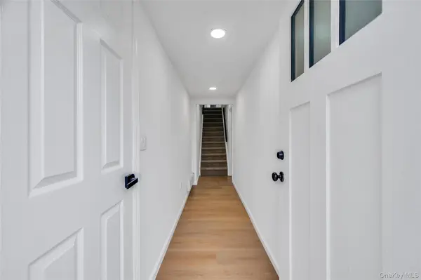 82 Scooter LN, Hicksville, NY 11801