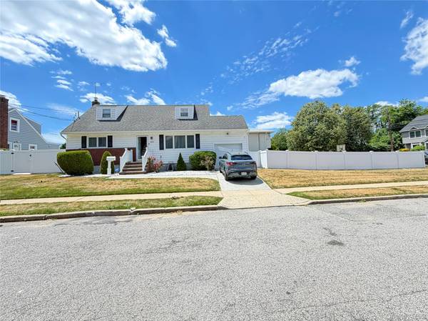 101 Sagamore ST, Freeport, NY 11520