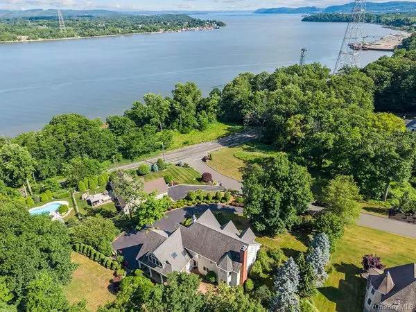 4 Katavolos DR, Tomkins Cove, NY 10986