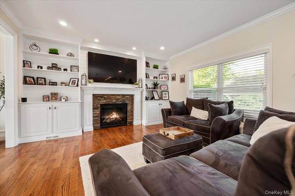 7 Highwater AVE, Massapequa, NY 11758