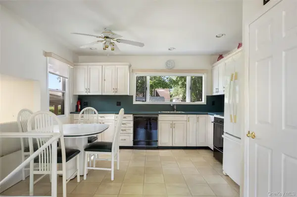 95 Laurel RD, Lindenhurst, NY 11757