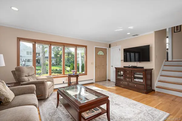 7 Layne WAY, Northport, NY 11768