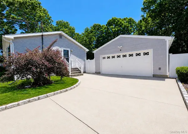65 Winston DR, Shirley, NY 11967