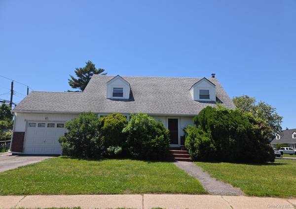 80 Elmwood ST, Plainview, NY 11803