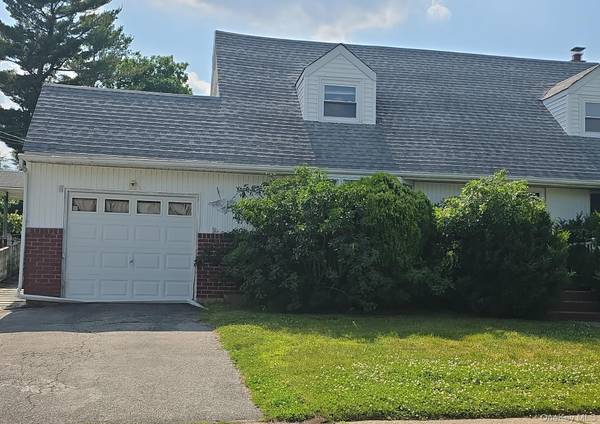80 Elmwood ST, Plainview, NY 11803