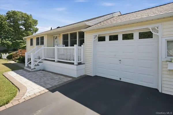 154 8th AVE, Kings Park, NY 11754