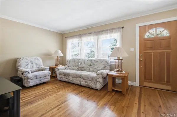 154 8th AVE, Kings Park, NY 11754
