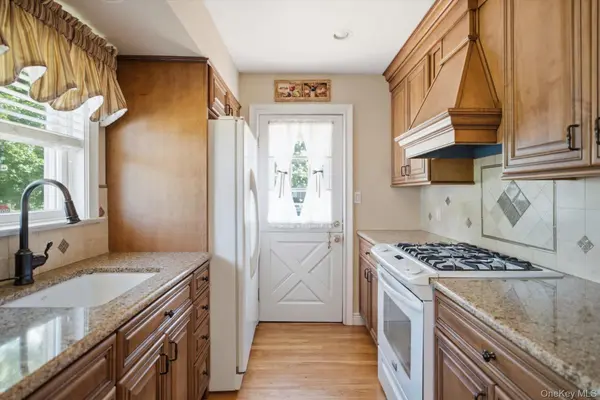 154 8th AVE, Kings Park, NY 11754