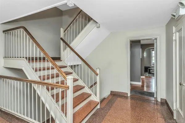 8 Welwyn RD #2F, Great Neck, NY 11021