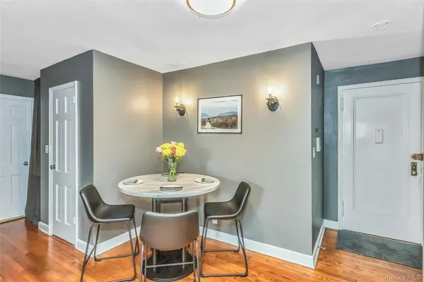 8 Welwyn RD #2F, Great Neck, NY 11021