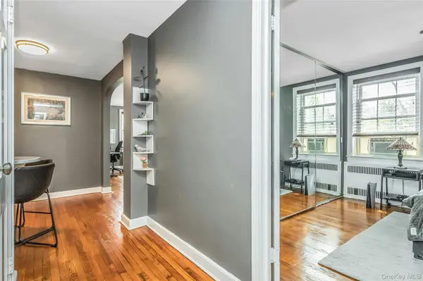 8 Welwyn RD #2F, Great Neck, NY 11021
