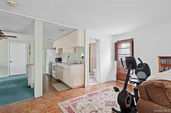 830 N Broome AVE, Lindenhurst, NY 11757