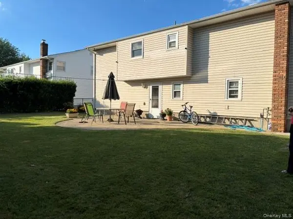 830 N Broome AVE, Lindenhurst, NY 11757
