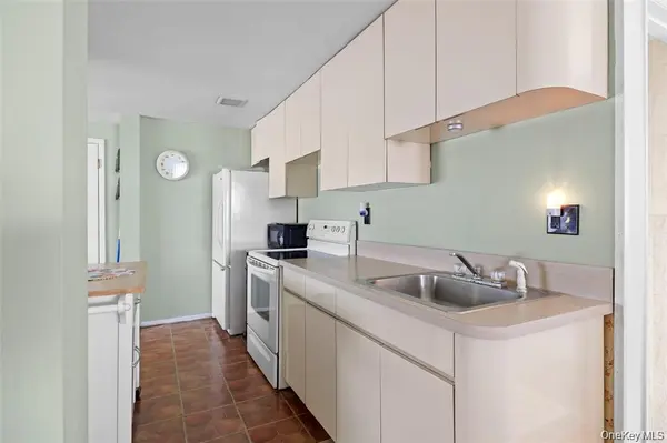 830 N Broome AVE, Lindenhurst, NY 11757