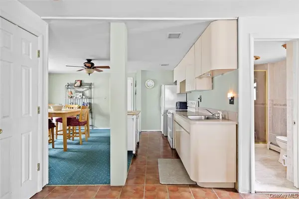 830 N Broome AVE, Lindenhurst, NY 11757