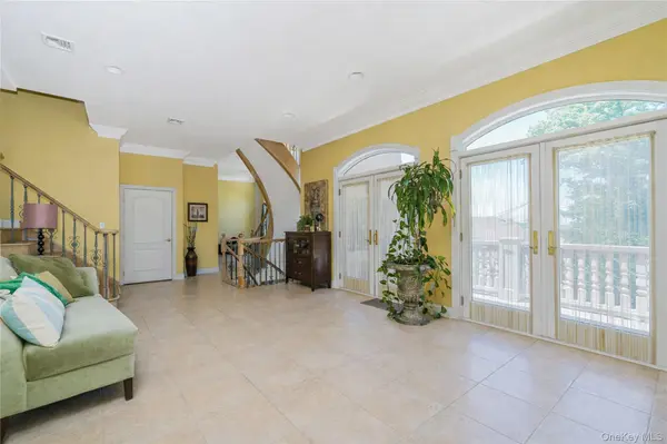 16 Diana TRL, Staten Island, NY 10304